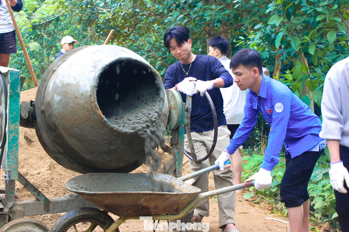 Những đoạn đường mới được các bạn trẻ hoàn thành trong 3 ngày để bà con vùng cao kịp vui xuân.