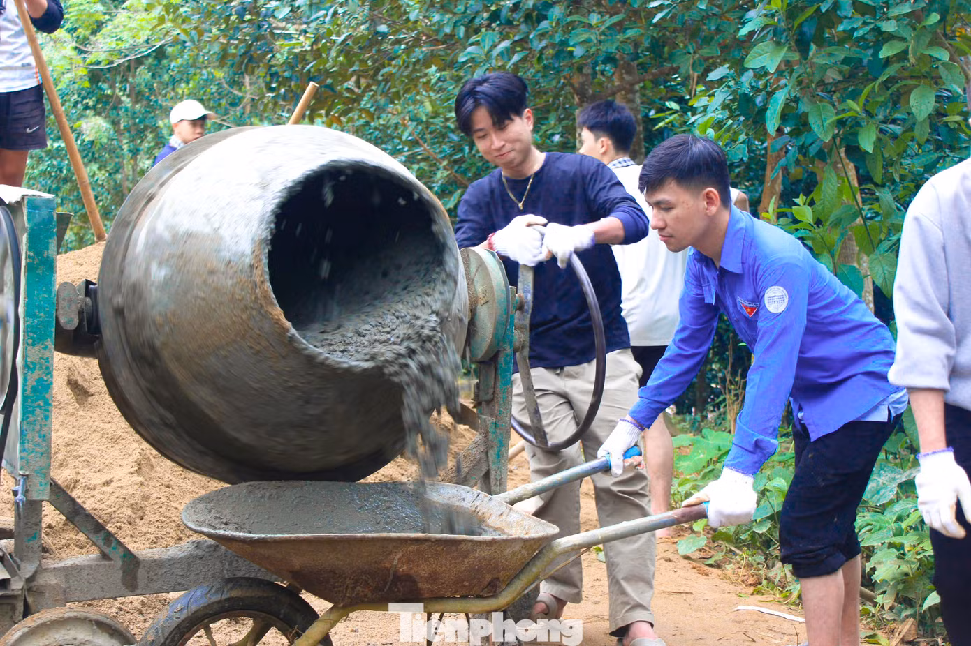 Những đoạn đường mới được các bạn trẻ hoàn thành trong 3 ngày để bà con vùng cao kịp vui xuân.