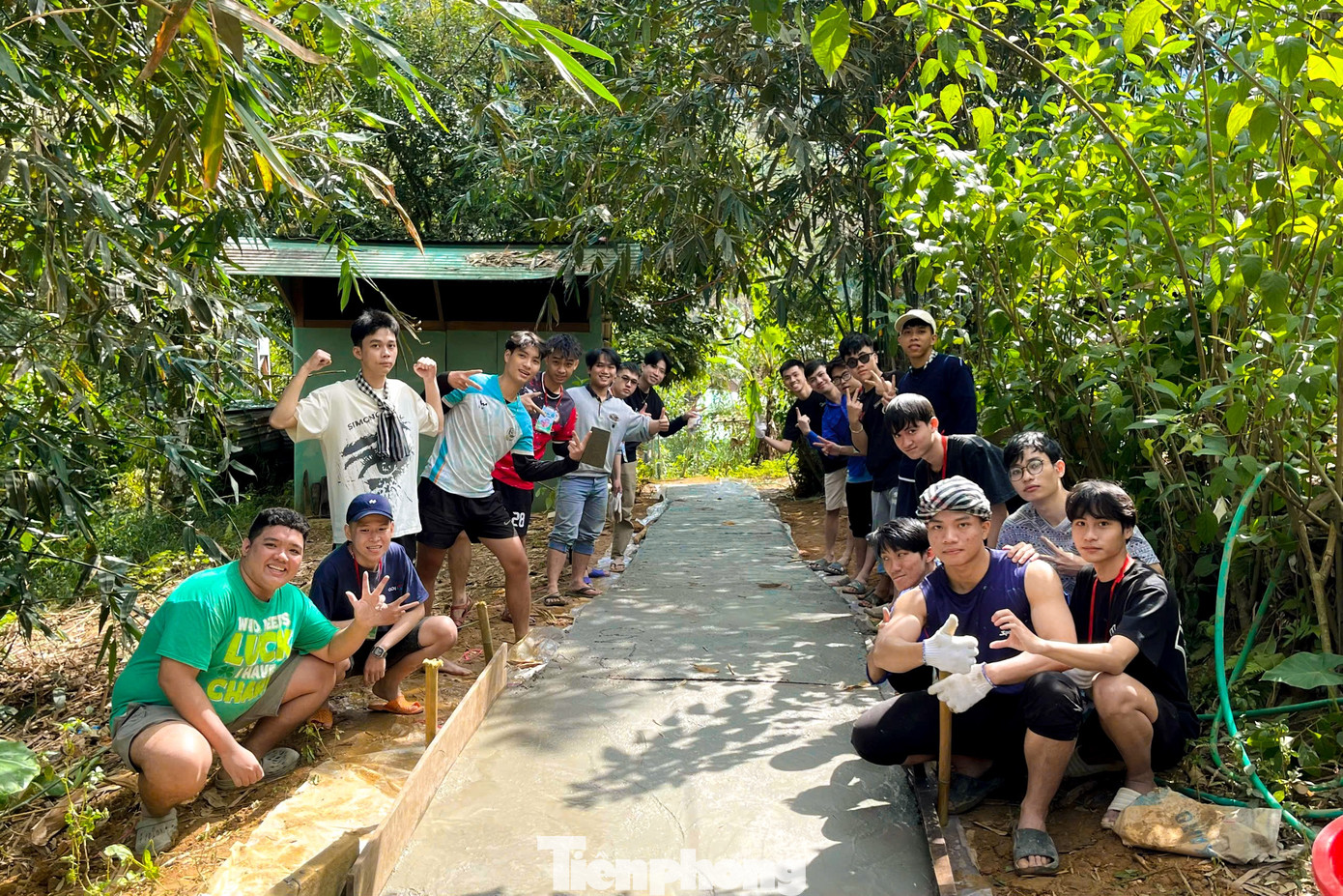 Những đoạn đường mới được các bạn trẻ hoàn thành trong 3 ngày để bà con vùng cao kịp vui xuân.