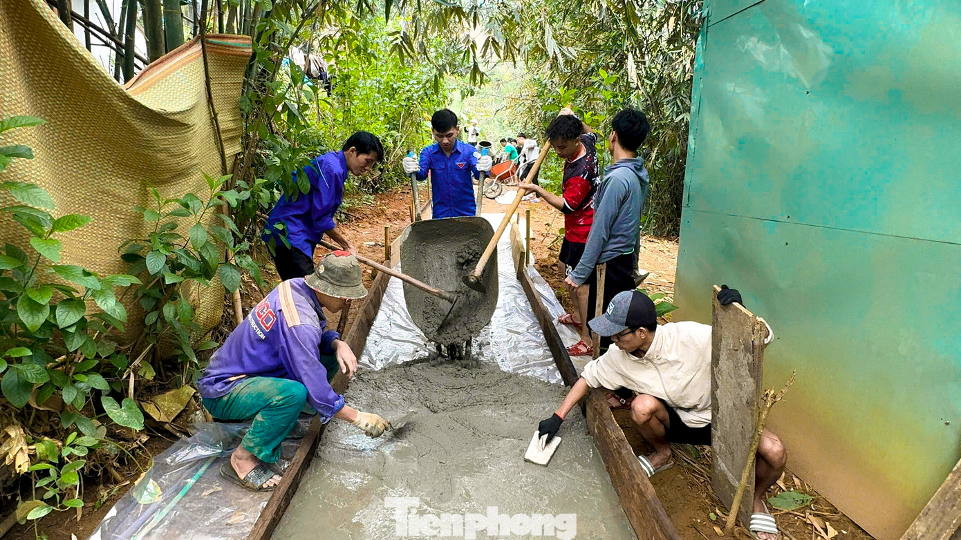 Những đoạn đường mới được các bạn trẻ hoàn thành trong 3 ngày để bà con vùng cao kịp vui xuân.