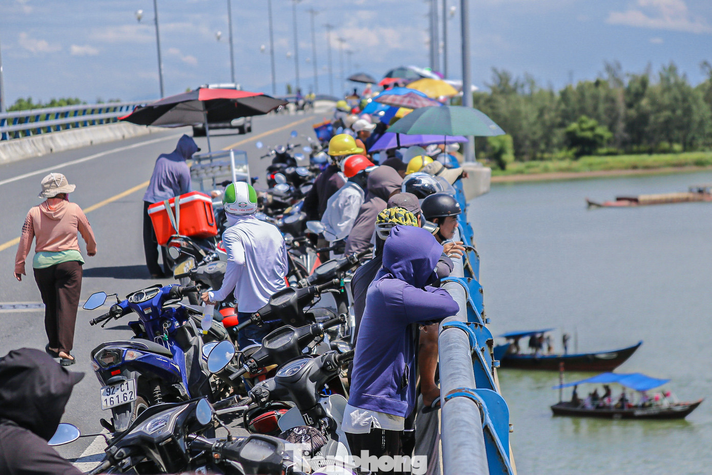 Phía trên cầu Cẩm Kim chật kín người xem và cổ vũ.