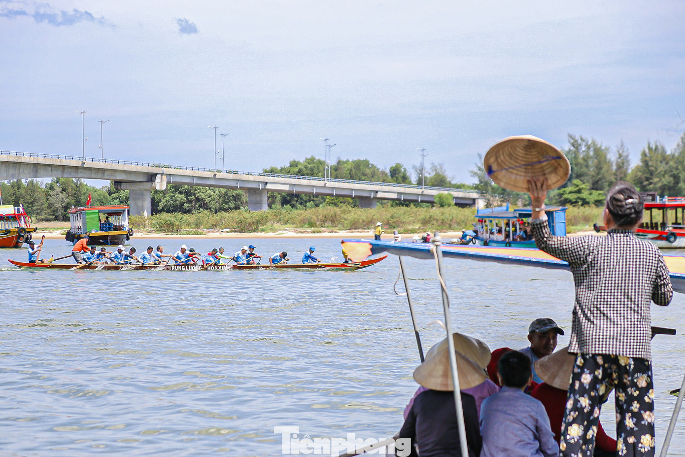 Nhiều người đứng trên nóc thuyền, trên cây để xem và cổ vũ cho các đội thi đấu.