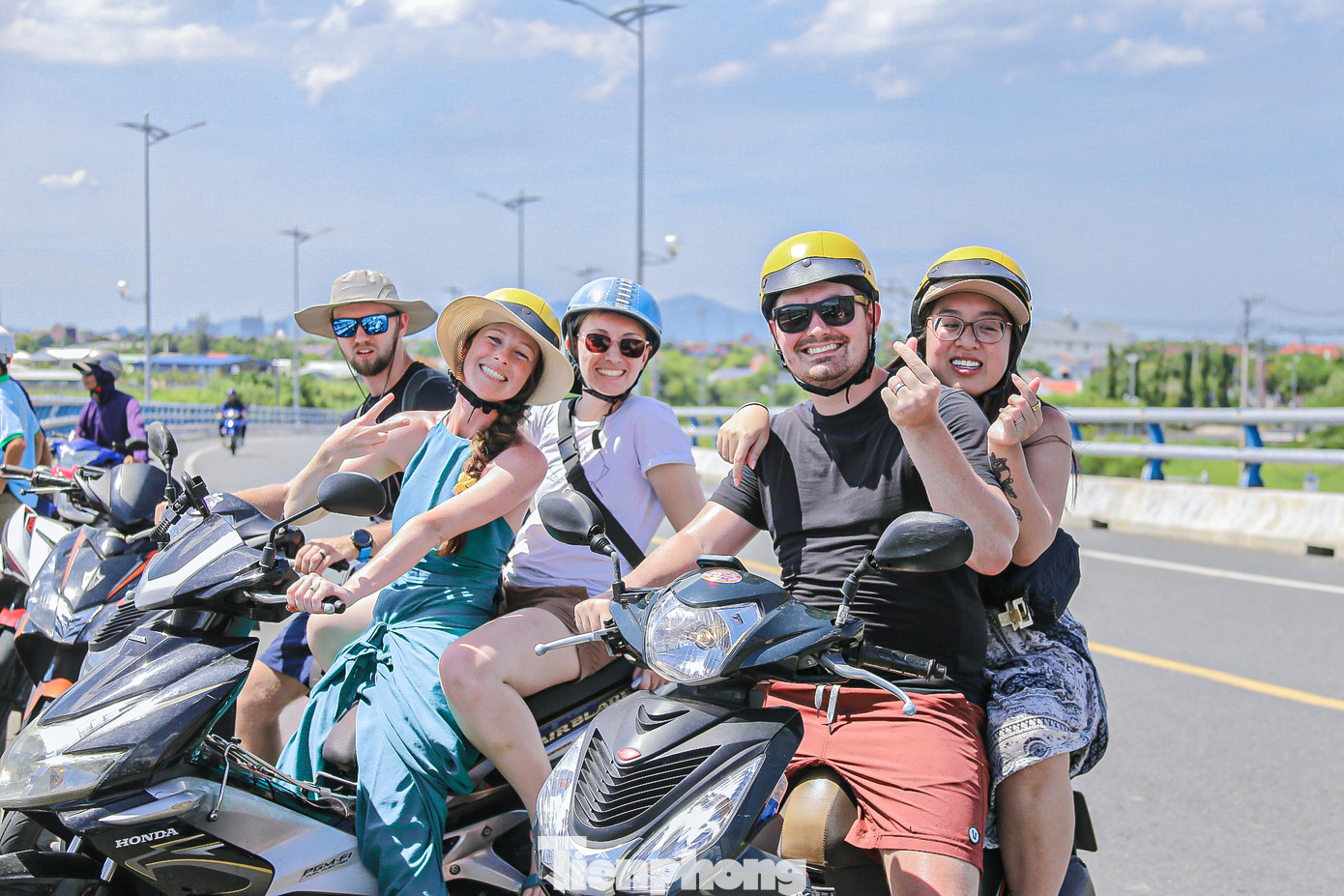 Nhiều du khách nước ngoài hào hứng, thích thú khi chứng kiến các đội đua.