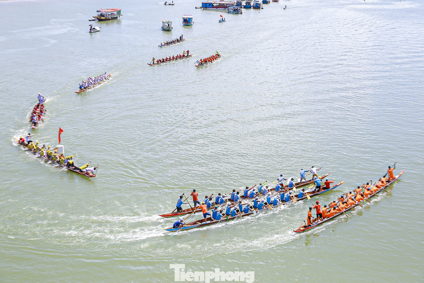 Trước sự chứng kiến cổ vũ của hàng nghìn người dân, 9 đội đua đã tạo nên những màn rượt đuổi đầy kịch tính trên sông Thu Bồn.