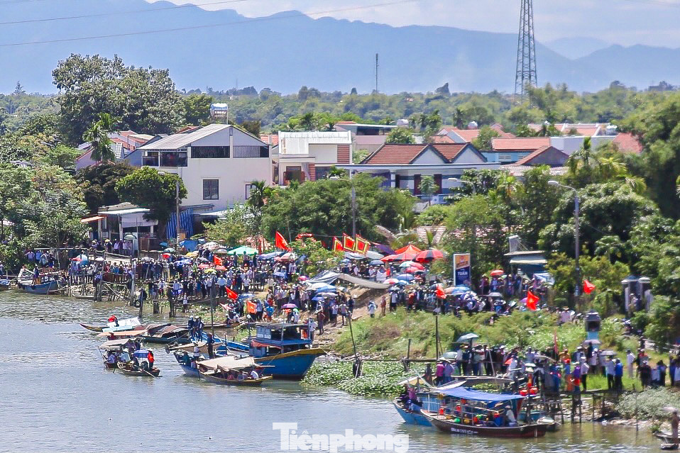 Ghi nhận của PV Tiền Phong, ngày 13/8, mặc dù trời nắng gắt nhưng từ đầu giờ chiều hàng nghìn người đã có mặt hai bên bờ sông Thu Bồn, phía trên cầu Cẩm Kim (TP. Hội An) để cổ vũ cho các đội đua thuyền.