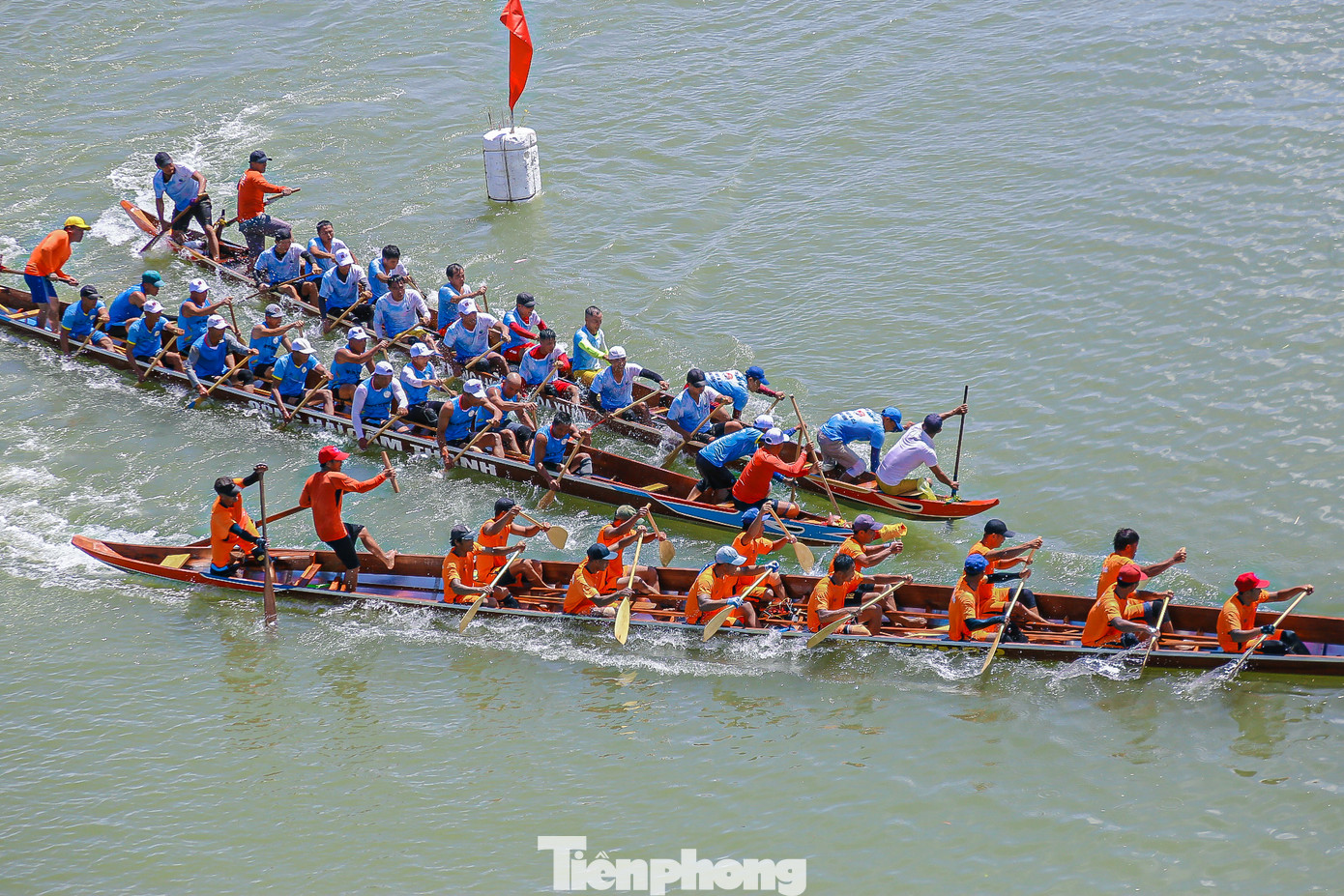Trước sự chứng kiến cổ vũ của hàng nghìn người dân, 9 đội đua đã tạo nên những màn rượt đuổi đầy kịch tính trên sông Thu Bồn.