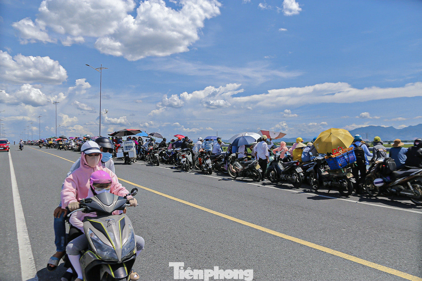 Ghi nhận của PV Tiền Phong, ngày 13/8, mặc dù trời nắng gắt nhưng từ đầu giờ chiều hàng nghìn người đã có mặt hai bên bờ sông Thu Bồn, phía trên cầu Cẩm Kim (TP. Hội An) để cổ vũ cho các đội đua thuyền.