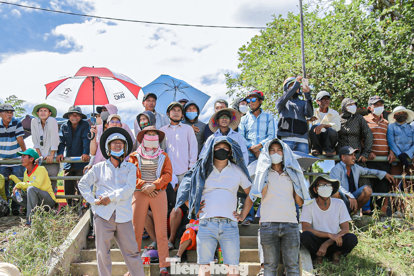 Mặc dù thời tiết nắng nóng nhưng giải đua thuyền vẫn thu hút đông đảo người dân, du khách đến xem và theo dõi.