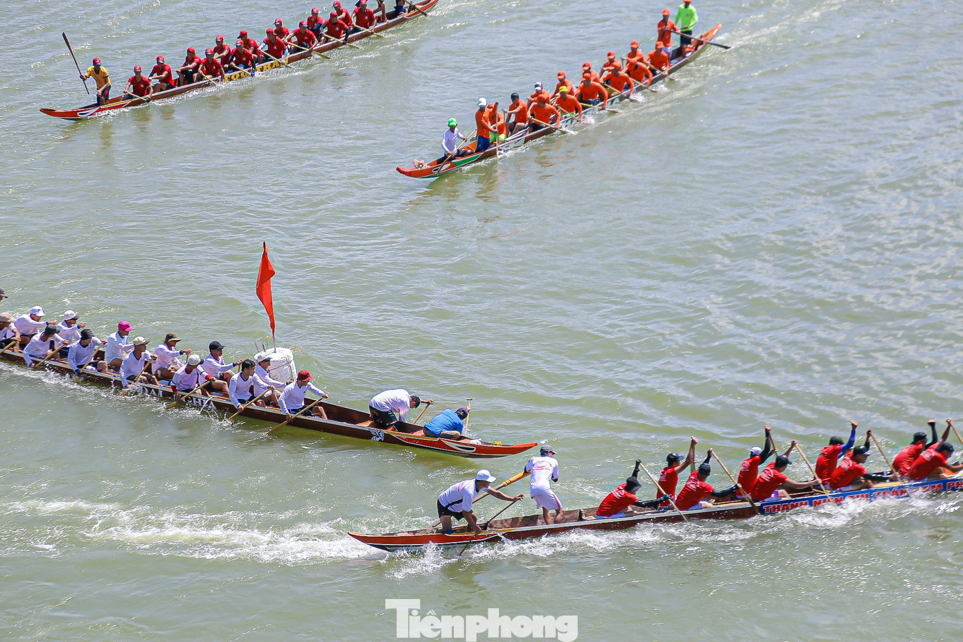 Trước sự chứng kiến cổ vũ của hàng nghìn người dân, 9 đội đua đã tạo nên những màn rượt đuổi đầy kịch tính trên sông Thu Bồn.