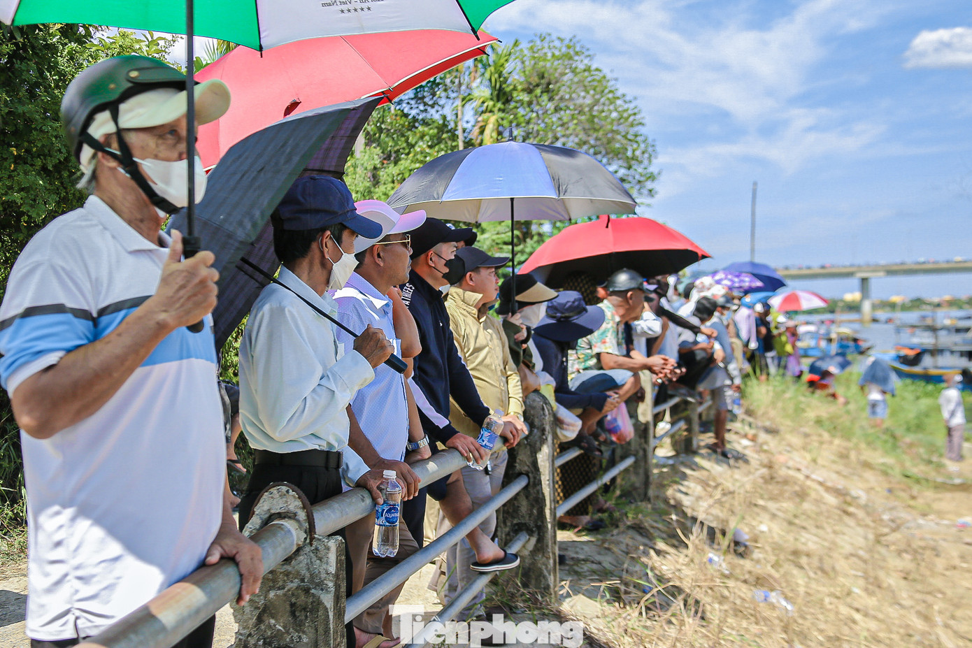 Mặc dù thời tiết nắng nóng nhưng giải đua thuyền vẫn thu hút đông đảo người dân, du khách đến xem và theo dõi.
