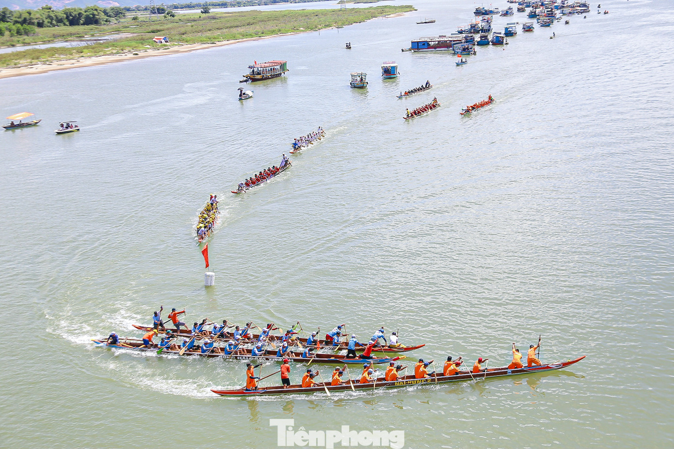 Trước sự chứng kiến cổ vũ của hàng nghìn người dân, 9 đội đua đã tạo nên những màn rượt đuổi đầy kịch tính trên sông Thu Bồn.