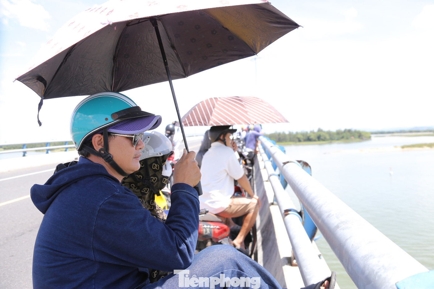 Đến cổ vũ cho đội nhà Cẩm Thanh, anh Nguyễn Văn Vũ cảm thấy rất vui và mong muốn đội mình sẽ giành chiến thắng trong ngày thi đấu hôm nay. “Các đội đến đây với tâm thế đều muốn thắng nên sẽ rất quyết tâm để giật giải, nhưng tôi tin đội nhà Cẩm Thanh sẽ chiến thắng”, anh Vũ nói.