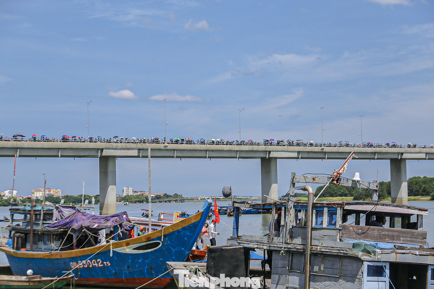 Phía trên cầu Cẩm Kim chật kín người xem và cổ vũ.