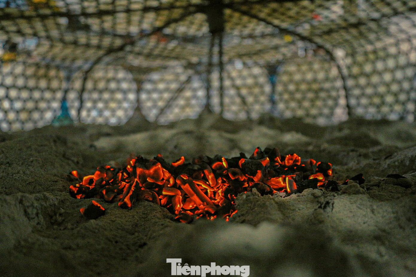 Đặc biệt, những chiếc bánh vừa ra lò sẽ không phơi nắng mà sẽ được phơi trên lửa than giúp bánh ngon, không bị mốc và giữ được lâu hơn.