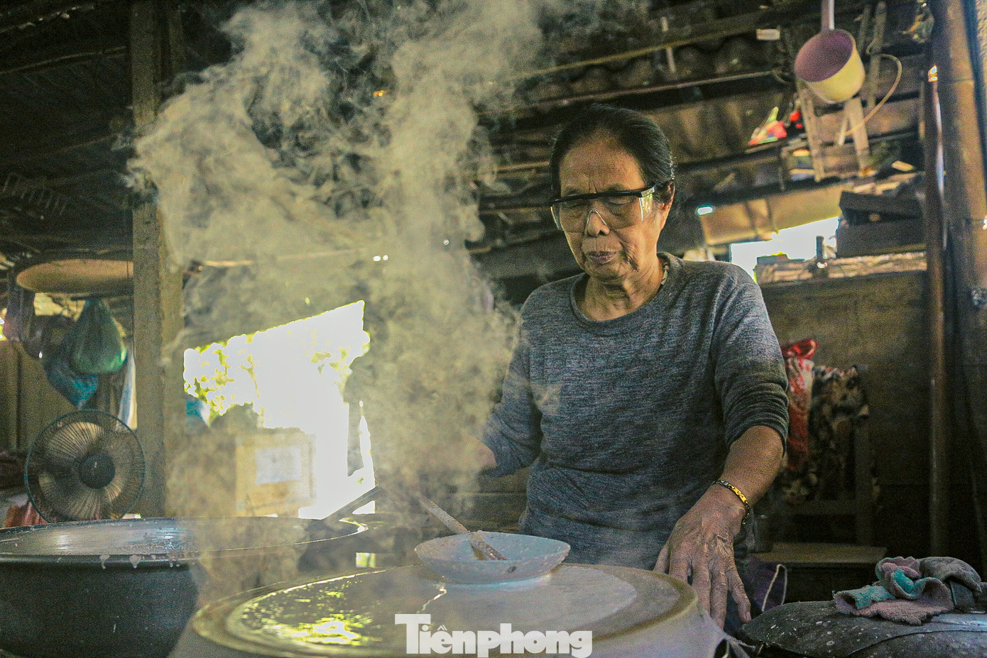 Có thâm niên hơn 50 năm với nghề tráng bánh, bà Trần Thị Luyện (71 tuổi, trú thôn Túy Loan Tây 1) cho biết: Vật giá năm nay hơi cao nên giá bánh cao hơn so với năm ngoái. Tuy nhiên nhiều người vẫn tới đặt mua từ nhiều tháng trước. Số lượng đơn hàng nhiều nên bà phải thuê thêm người để kịp làm bánh cho khách. Mỗi ngày lò bánh làm ra khoảng 200 cái, giá từ 220.000 - 270.000 đồng/một gói 10 cái.