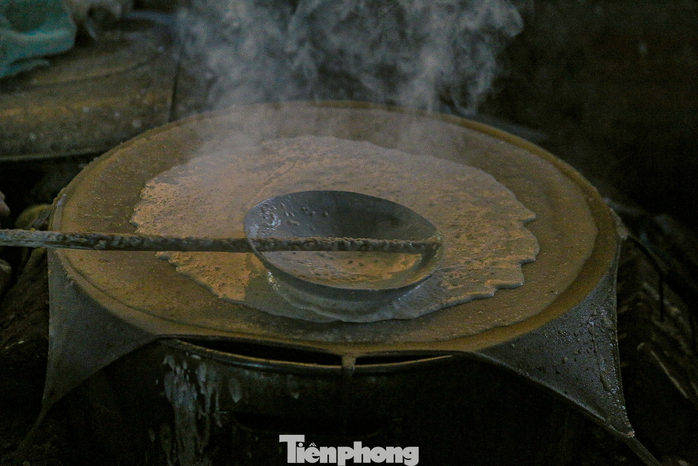 Để có những chiếc bánh tròn, đẹp, người làm bánh phải tỉ mỉ và đều tay.