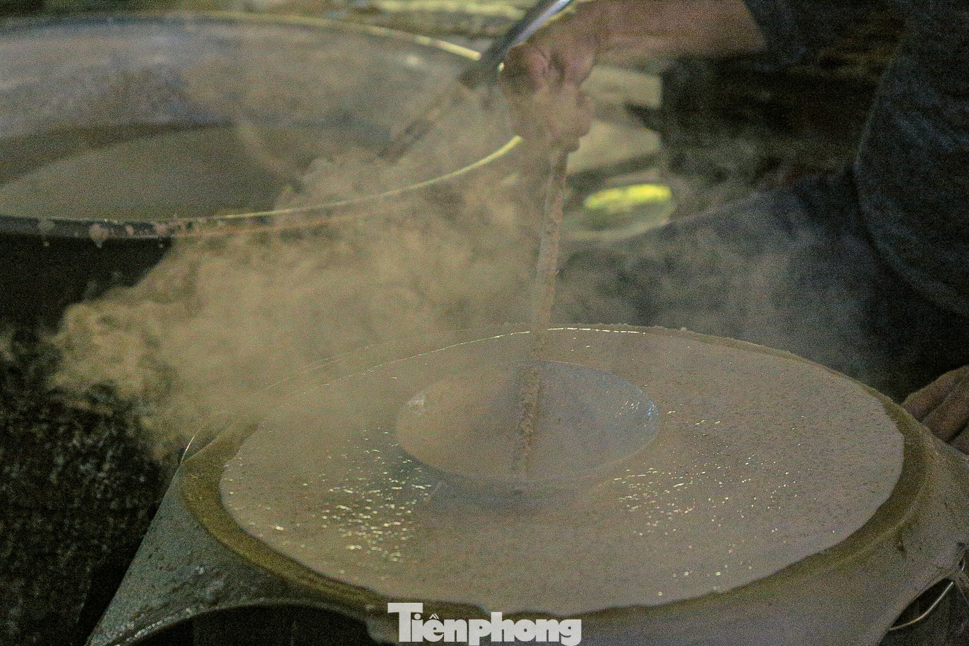 Để có những chiếc bánh tròn, đẹp, người làm bánh phải tỉ mỉ và đều tay.