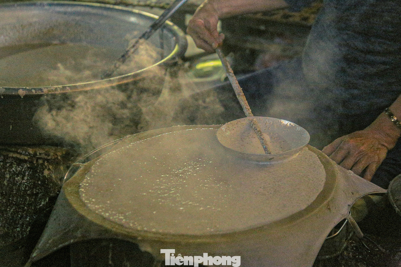 Để có những chiếc bánh tròn, đẹp, người làm bánh phải tỉ mỉ và đều tay.