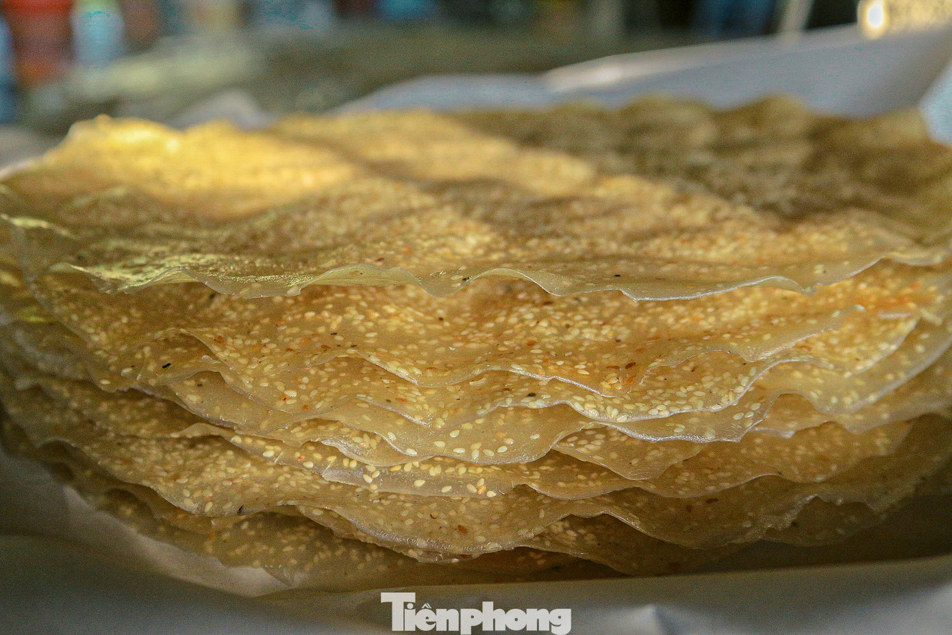 Bánh tráng sau khi hoàn thiện sẽ có mùi thơm của tỏi, gừng và vị ngọt nhẹ của đường.