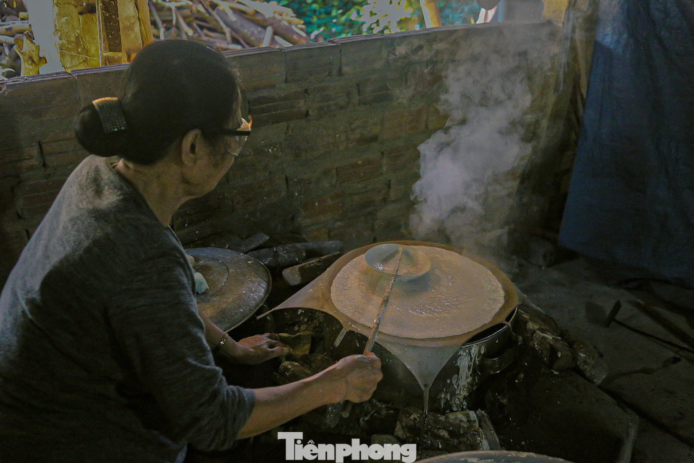 Cách trung tâm thành phố khoảng 15km, làng bánh tráng Túy Loan nổi tiếng món với bánh tráng thơm ngon thu hút khách gần xa. Những ngày này, các hộ dân đang tất bật để chuẩn bị cho đơn hàng Tết.