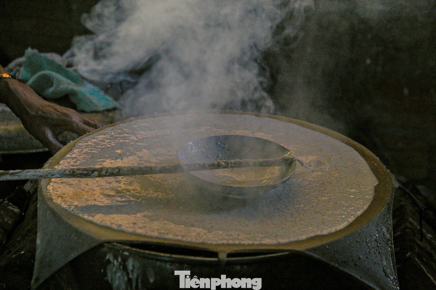 Để có những chiếc bánh tròn, đẹp, người làm bánh phải tỉ mỉ và đều tay.