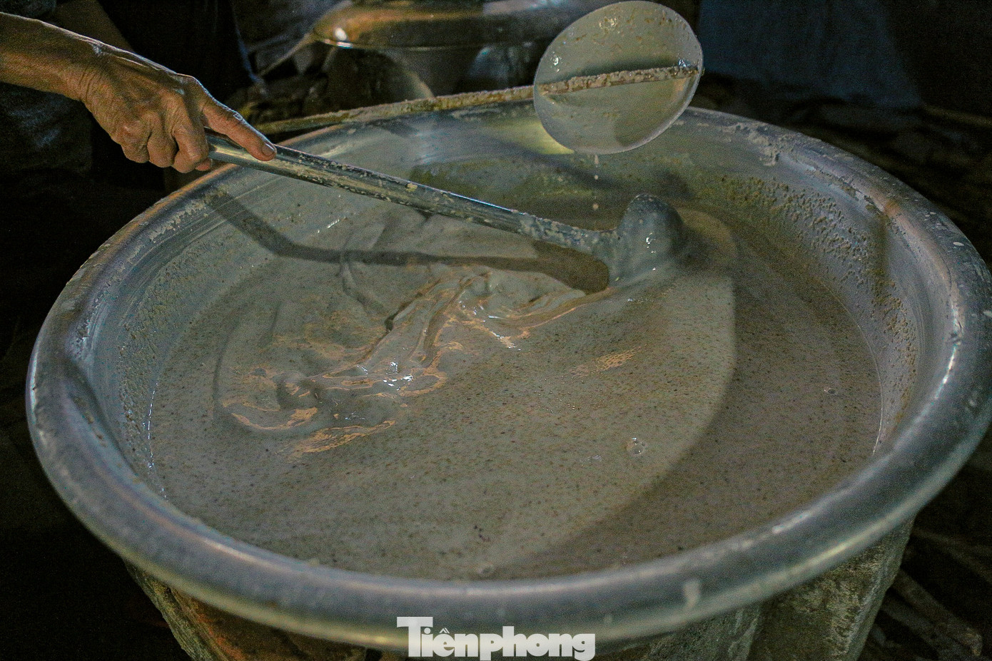 Nguyên liệu làm bánh được các hộ dân chuẩn bị sẵn từ tối hôm trước và đến rạng sáng hôm sau sẽ xay thành bột và tráng bánh.