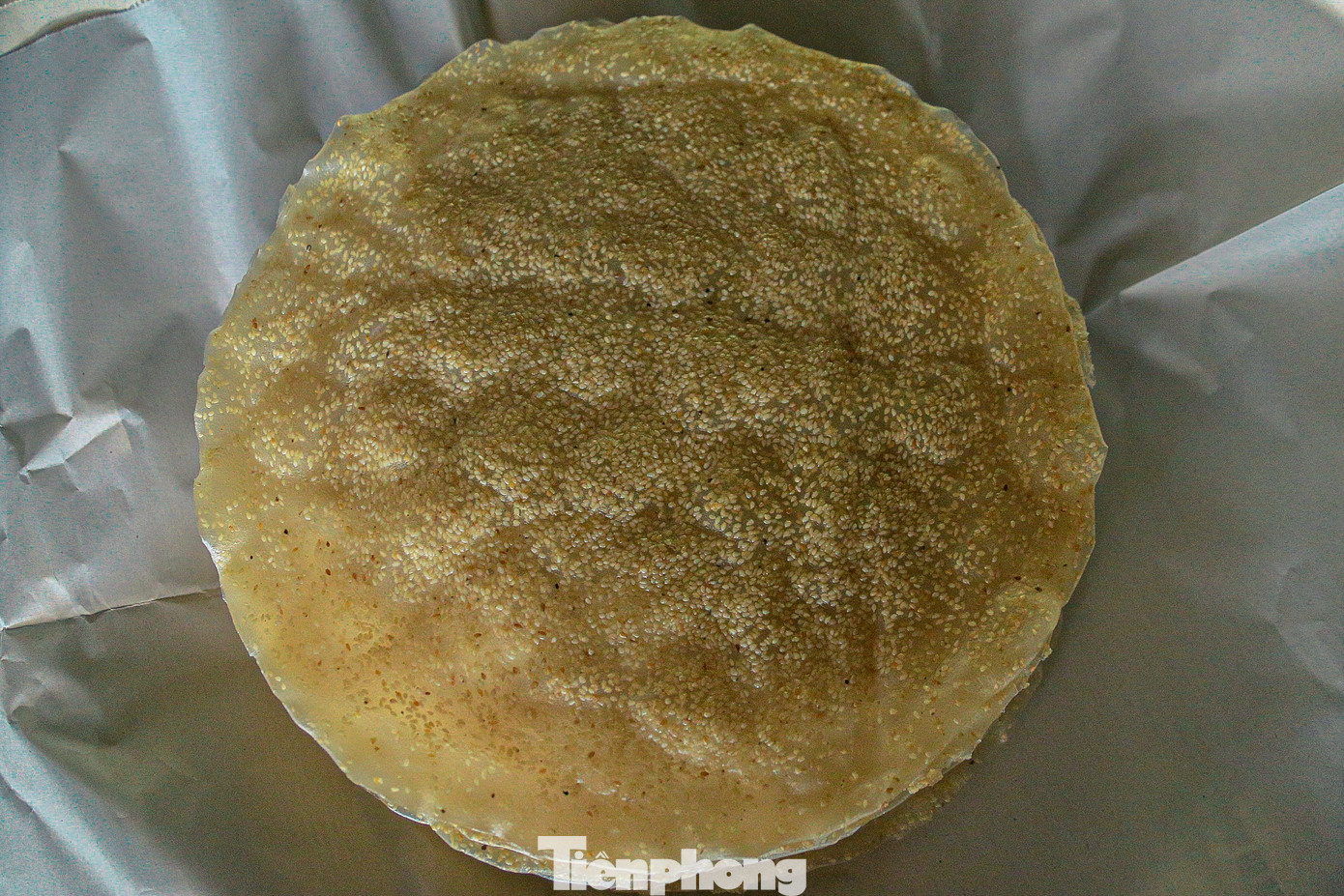 Bánh tráng sau khi hoàn thiện sẽ có mùi thơm của tỏi, gừng và vị ngọt nhẹ của đường.