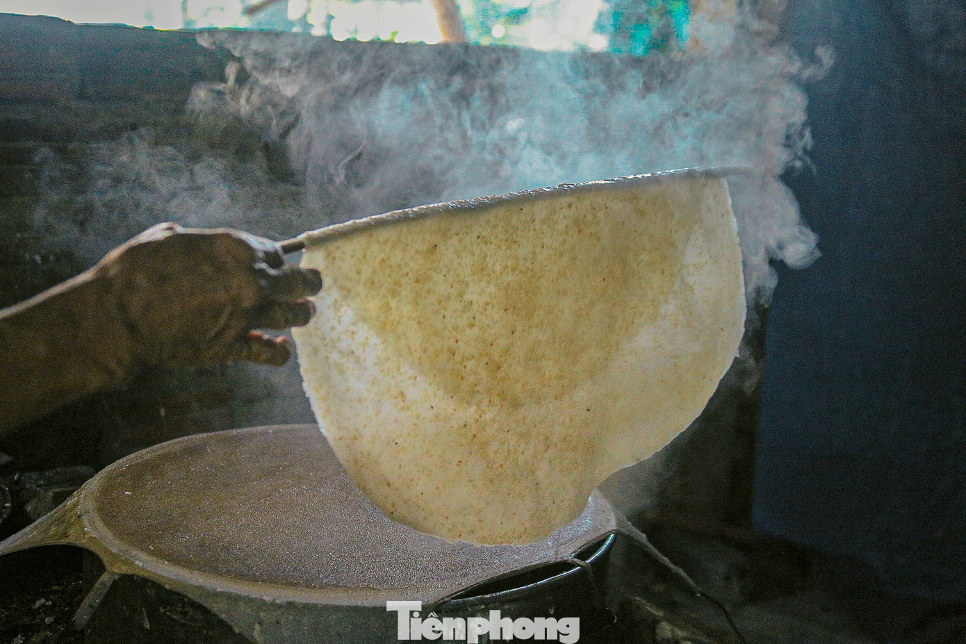 Là làng nghề truyền thống với tuổi đời hơn 500 năm, làng nghề bánh tráng Túy Loan đã được người dân bảo tồn và duy trì theo hình thức “cha truyền con nối”. Cho đến nay, còn hơn chục hộ dân vẫn giữ gìn truyền thống và mưu sinh bằng nghề làm bánh tráng hoàn toàn thủ công này.