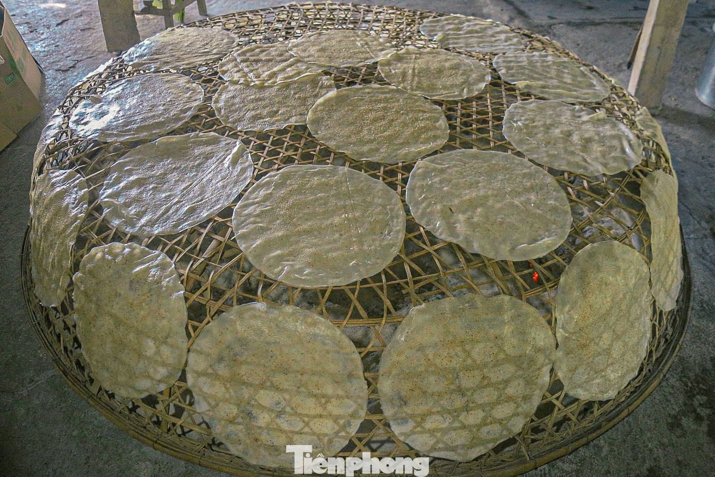 Đặc biệt, những chiếc bánh vừa ra lò sẽ không phơi nắng mà sẽ được phơi trên lửa than giúp bánh ngon, không bị mốc và giữ được lâu hơn.