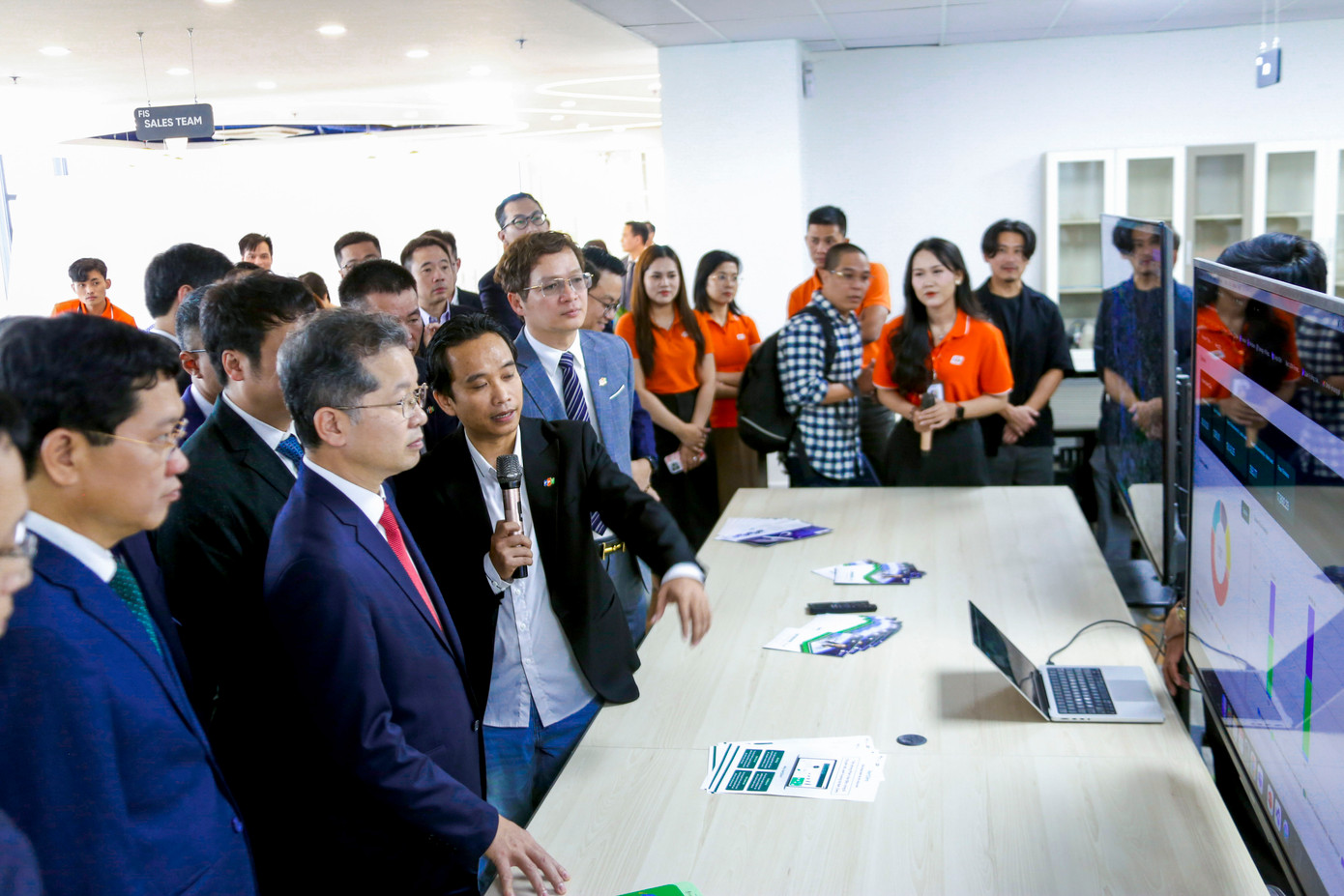 Lãnh đạo thành phố Đà Nẵng tham quan Trung tâm trong sáng 27/3. Lãnh đạo thành phố Đà Nẵng tham quan Trung tâm trong sáng 27/3.