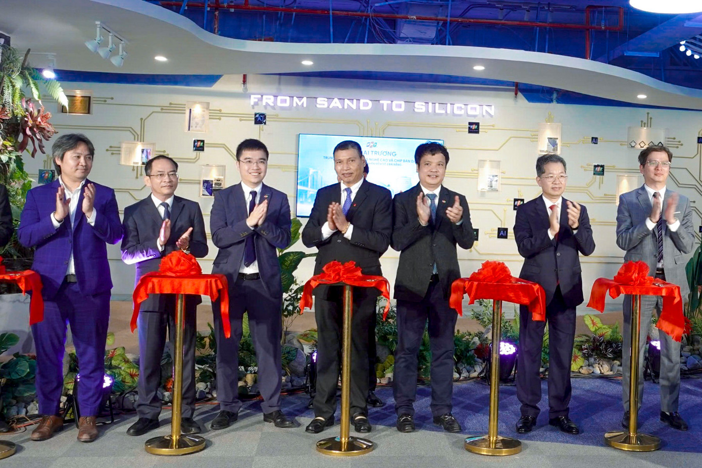 Các đại biểu cắt băng khai trương. Các đại biểu cắt băng khai trương.