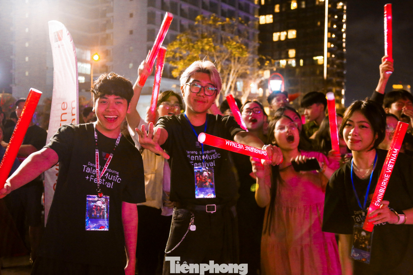 Khán giả hò hét, cổ vũ cho các đội thi tạo nên không khí đầy sôi động, phấn khích.