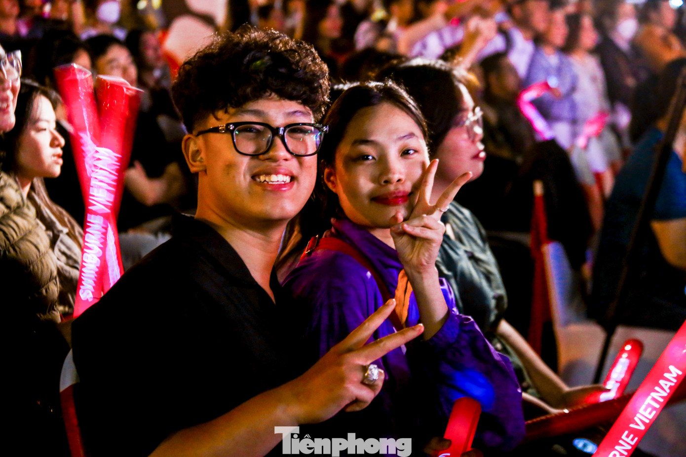 Khán giả hò hét, cổ vũ cho các đội thi tạo nên không khí đầy sôi động, phấn khích.