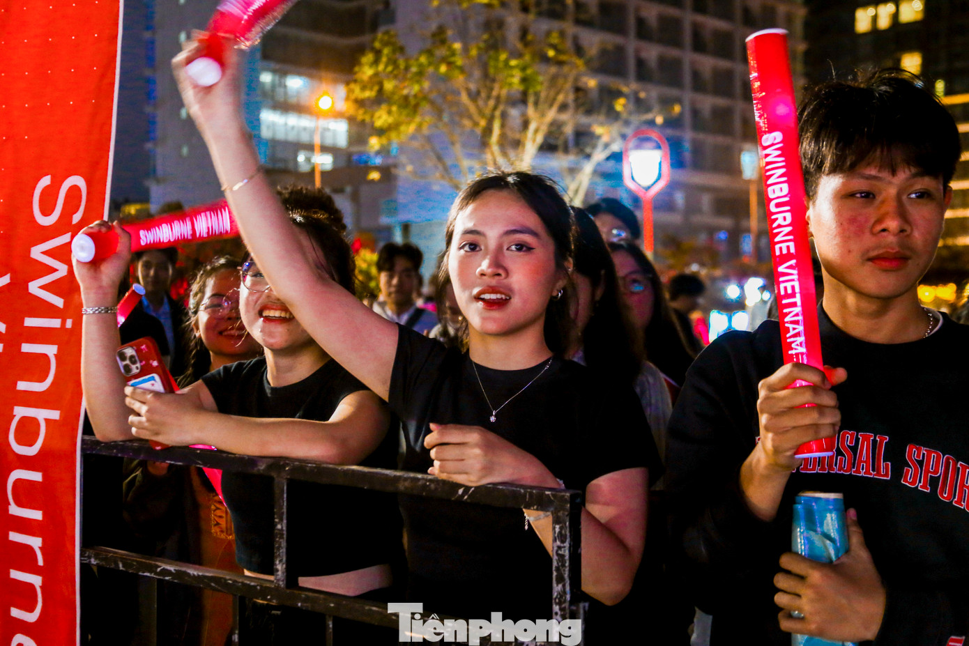 Khán giả hò hét, cổ vũ cho các đội thi tạo nên không khí đầy sôi động, phấn khích.