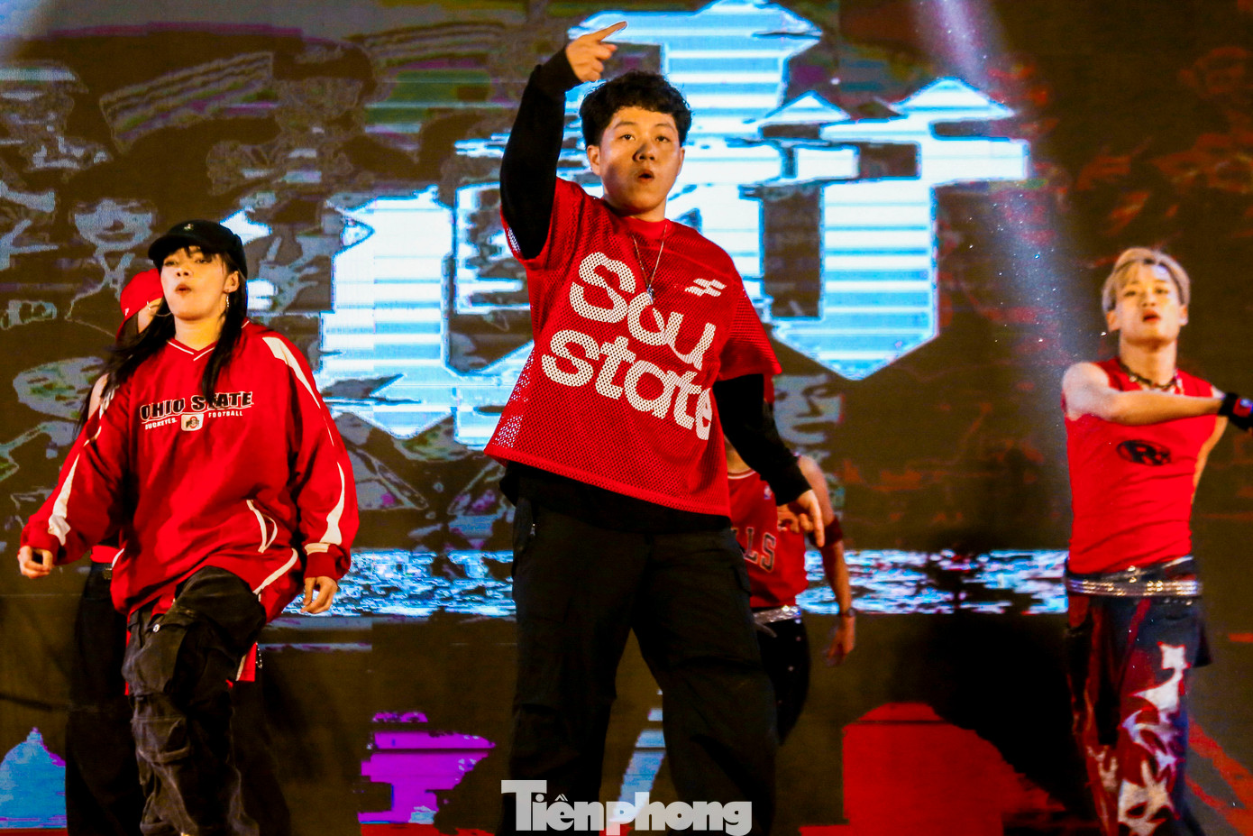 Nhiều tiết mục hay, đặc sắc được các nhóm bạn trẻ thể hiện làm cả khán đài bùng nổ.