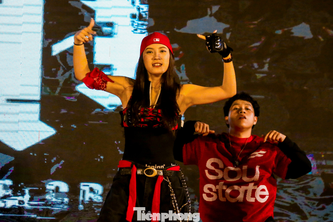 Nhiều tiết mục hay, đặc sắc được các nhóm bạn trẻ thể hiện làm cả khán đài bùng nổ.