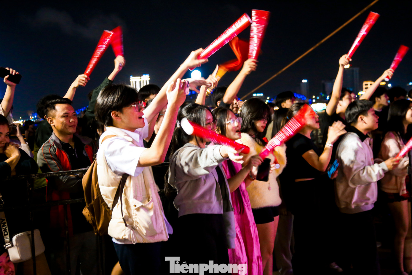 Khán giả hò hét, cổ vũ cho các đội thi tạo nên không khí đầy sôi động, phấn khích.