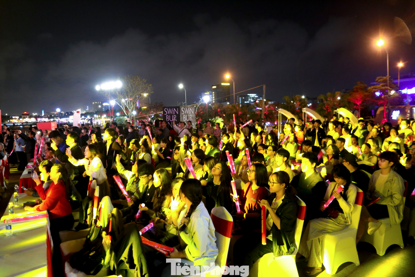 Tối 28/2, Ban Thường vụ Thành Đoàn Đà Nẵng phối hợp cùng Swinburne Việt Nam tổ chức cuộc thi "Tài năng Âm nhạc học sinh THPT thành phố Đà Nẵng mùa 3" đã thu hút đông đảo người dân, giới trẻ đến thưởng thức, cổ vũ.