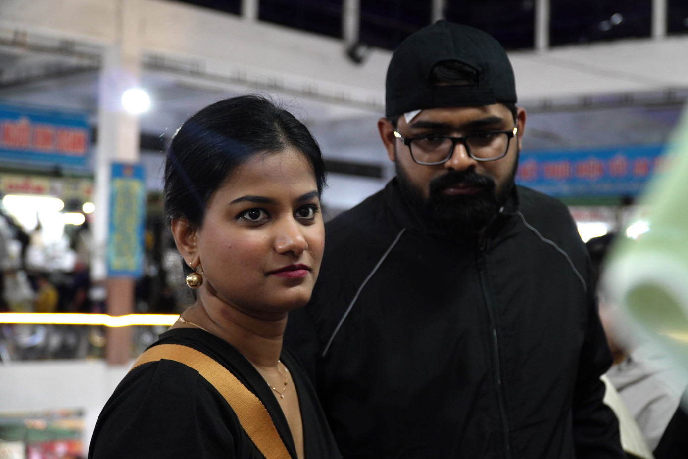 Hiện du khách Ấn Độ, Hàn Quốc, Trung Quốc, Malaysia... chiếm phần lớn trong chợ. Anh Jae Hyun (Hàn Quốc) bày tỏ rất thích thú với chợ Hàn vì có quá nhiều thứ để mua, đặc biệt là áo quần. "Tôi còn được trải nghiệm văn hóa chợ, văn hóa mua sắm của người Việt Nam. Tôi thấy mọi người ở đây rất tốt, thân thiện với du khách", anh đánh giá. Ảnh: Thanh Hiền.