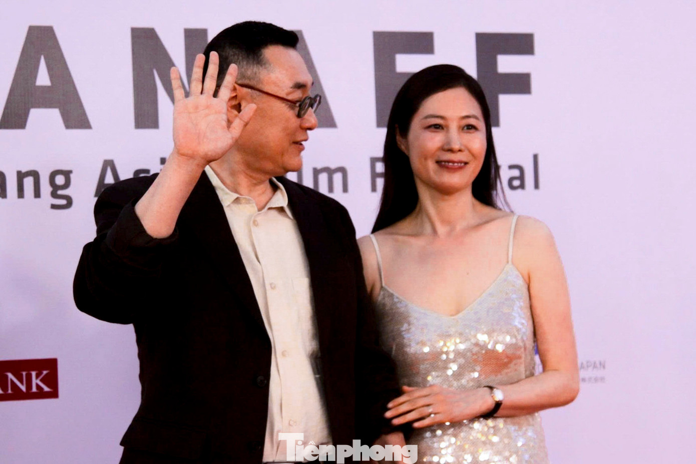 Moon So Ri gây tiếng vang từ vai diễn trong Oasis (đạo diễn Lee Chang-dong), giành giải Marcello Mastroianni tại LHP Venice 2002. Sau đó, cô tiếp tục khẳng định tài năng qua loạt phim như A Good Lawyer's Wife, The Handmaiden, Three Sisters và When Life Gives You Tangerines. Ngoài diễn xuất, Moon So Ri còn là biên kịch, đạo diễn, giảng viên và là nữ diễn viên Hàn đầu tiên làm giám khảo LHP Venice, khẳng định uy tín trên trường quốc tế.