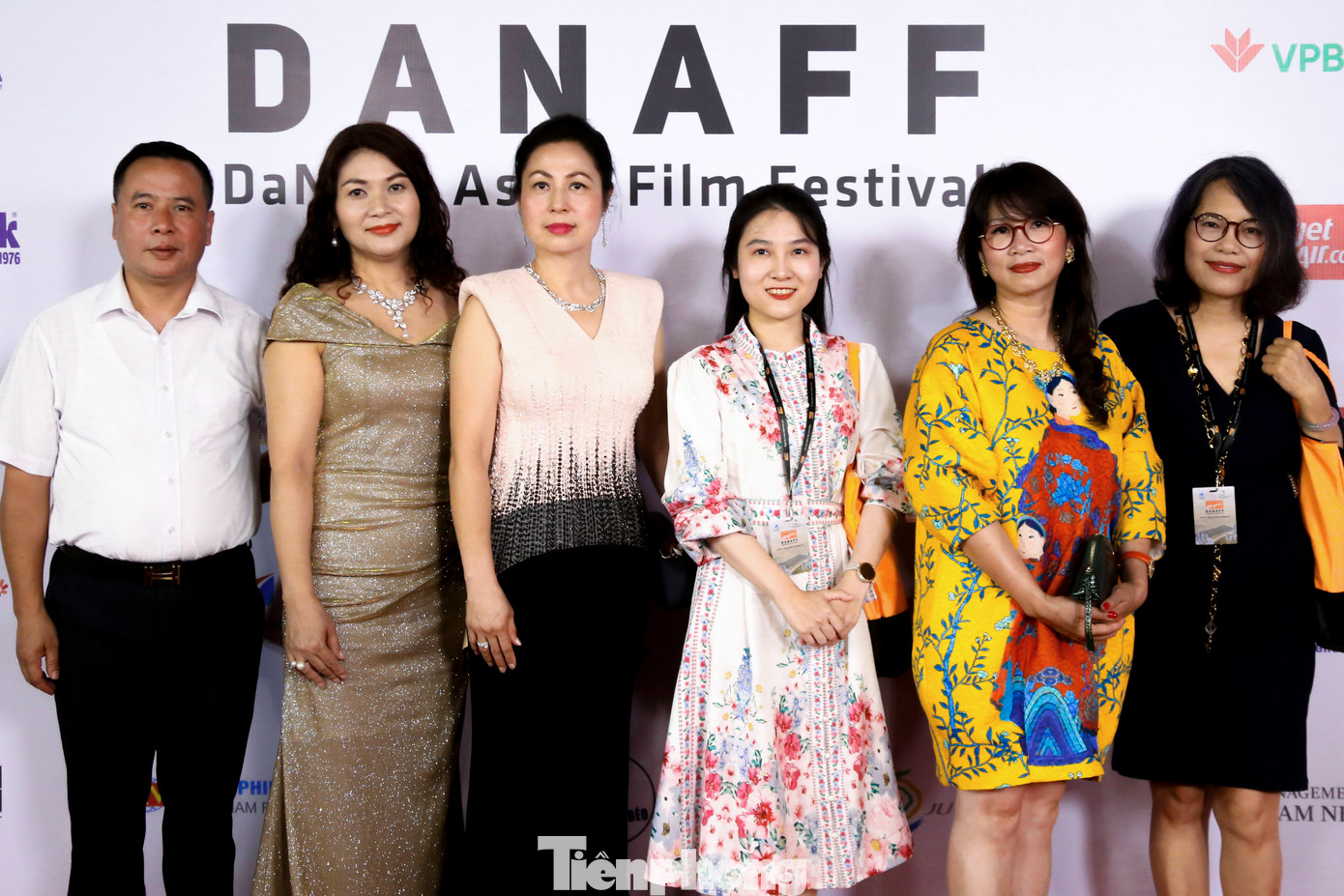 Thảm đỏ Lễ khai mạc trở thành tâm điểm với sự xuất hiện nổi bật của các nghệ sĩ cùng nhiều gương mặt trẻ tài năng của điện ảnh Việt. Bên cạnh đó là sự hiện diện của các diễn viên Hàn Quốc góp phần làm nên một đêm hội thực sự tại LHP năm nay.