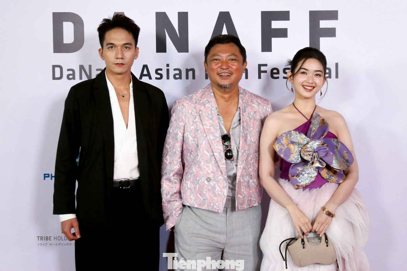 Đoàn làm phim Ngày xưa có một chuyện tình - bộ phim tái hiện mối tình tay ba trong truyện của Nguyễn Nhật Ánh bằng lối kể, hình ảnh giàu chất thơ.