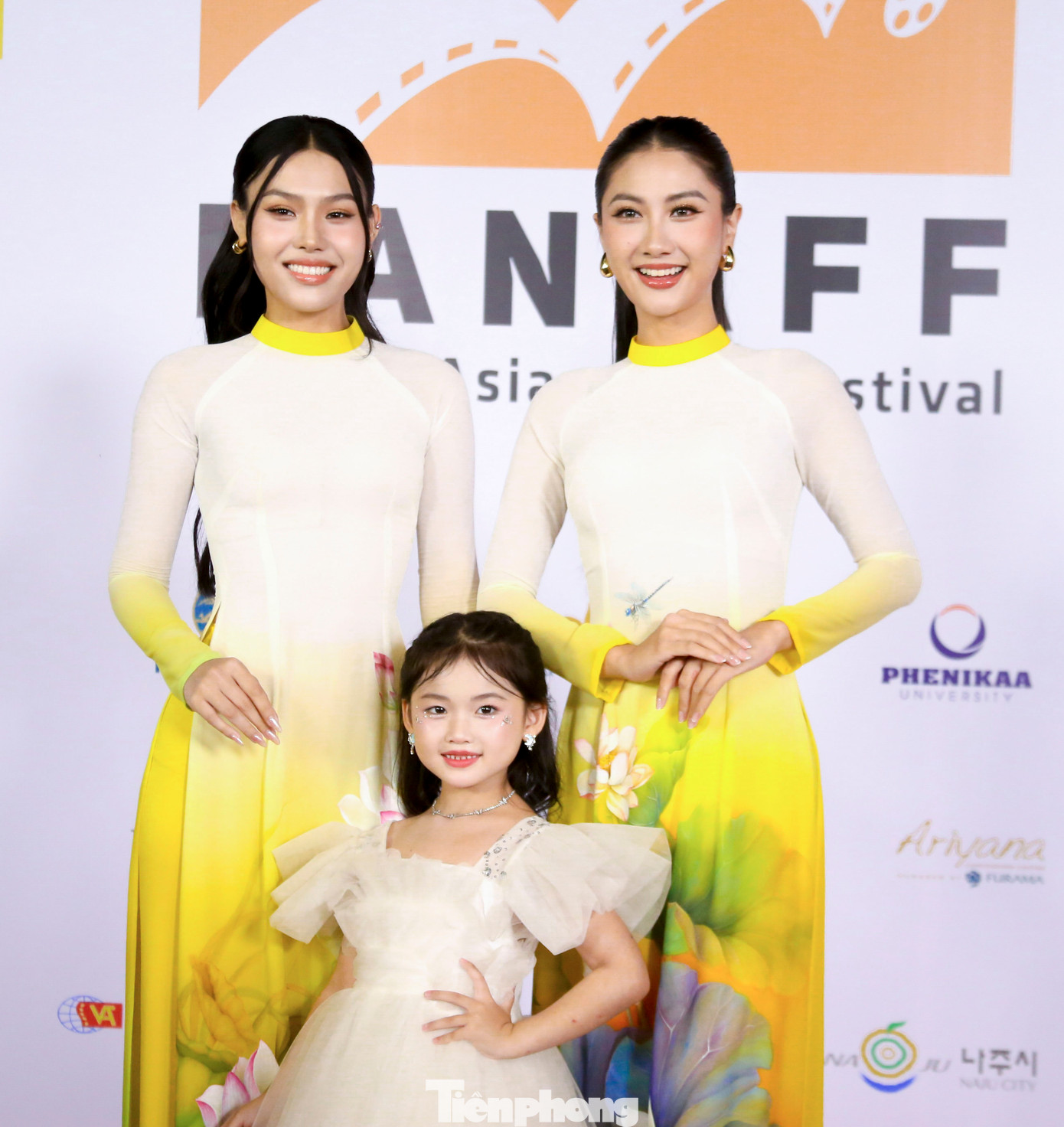 Hoa hậu Hoàn vũ Hoàng Phương Linh và Á hậu 1 Hoàn vũ Đỗ Cẩm Ly trên thảm đỏ.