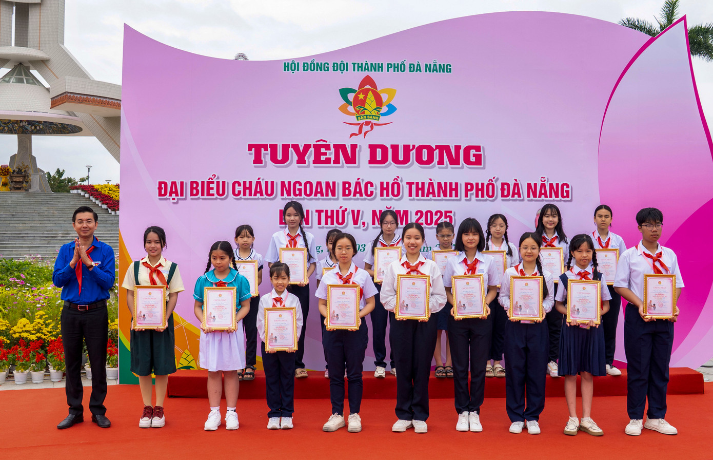 Trao giấy chứng nhận và tuyên dương các đội viên, thiếu niên nhi đồng có thành tích xuất sắc.