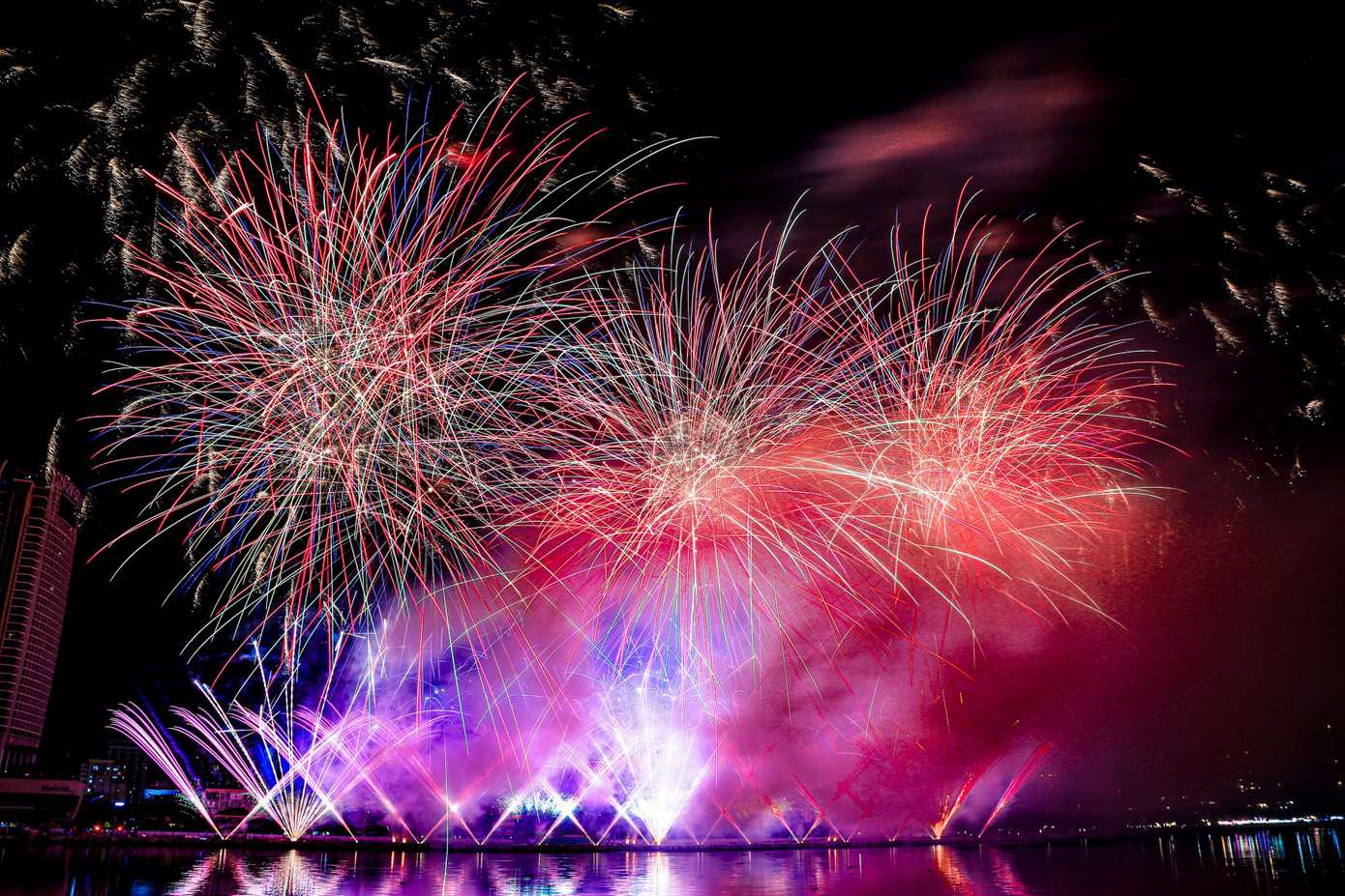 Màn pháo hoa của đội Canada khiến khán giả không khỏi vỡ òa trong hạnh phúc. Màn pháo hoa của đội Canada khiến khán giả không khỏi vỡ òa trong hạnh phúc.