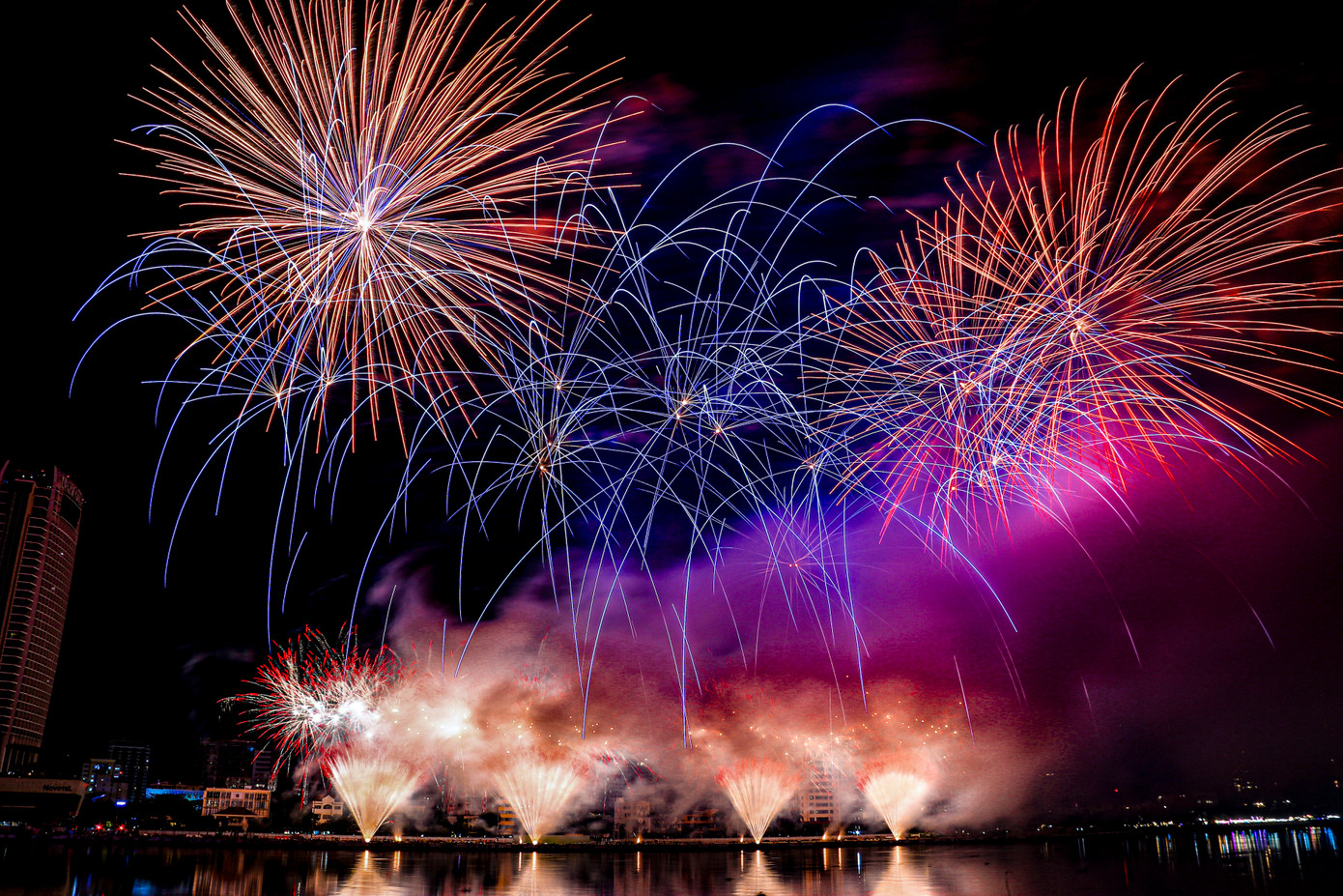 Màu sắc pháo được phối hợp tinh tế, chuyển sắc mượt mà theo nhịp điệu các bản nhạc. Màu sắc pháo được phối hợp tinh tế, chuyển sắc mượt mà theo nhịp điệu các bản nhạc.