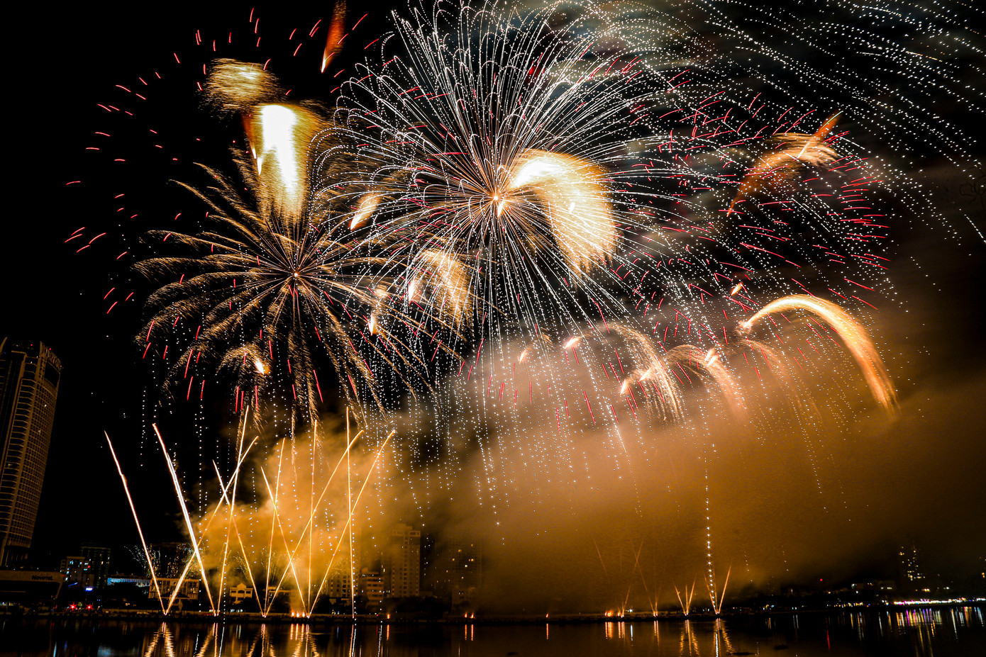 Màu sắc pháo được phối hợp tinh tế, chuyển sắc mượt mà theo nhịp điệu các bản nhạc. Màu sắc pháo được phối hợp tinh tế, chuyển sắc mượt mà theo nhịp điệu các bản nhạc.