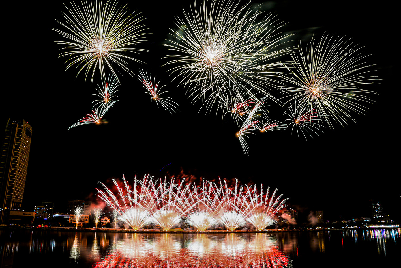 Màn pháo hoa của đội Canada khiến khán giả không khỏi vỡ òa trong hạnh phúc. Màn pháo hoa của đội Canada khiến khán giả không khỏi vỡ òa trong hạnh phúc.