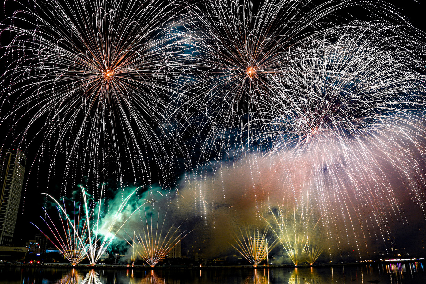Những chùm pháo hoa rực rỡ. Những chùm pháo hoa rực rỡ.