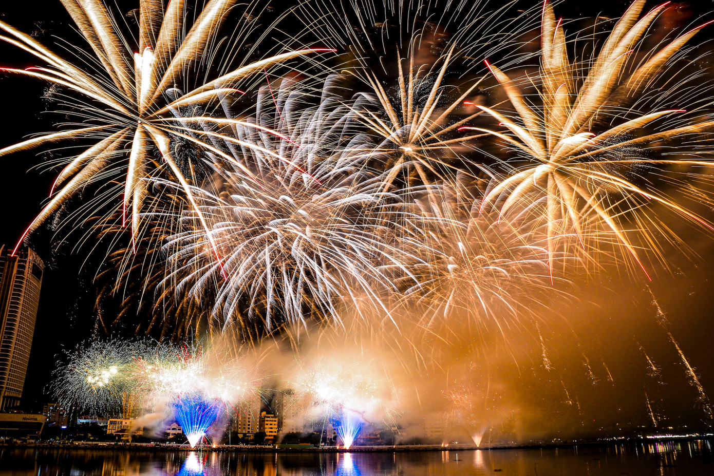 Màu sắc pháo được phối hợp tinh tế, chuyển sắc mượt mà theo nhịp điệu các bản nhạc. Màu sắc pháo được phối hợp tinh tế, chuyển sắc mượt mà theo nhịp điệu các bản nhạc.